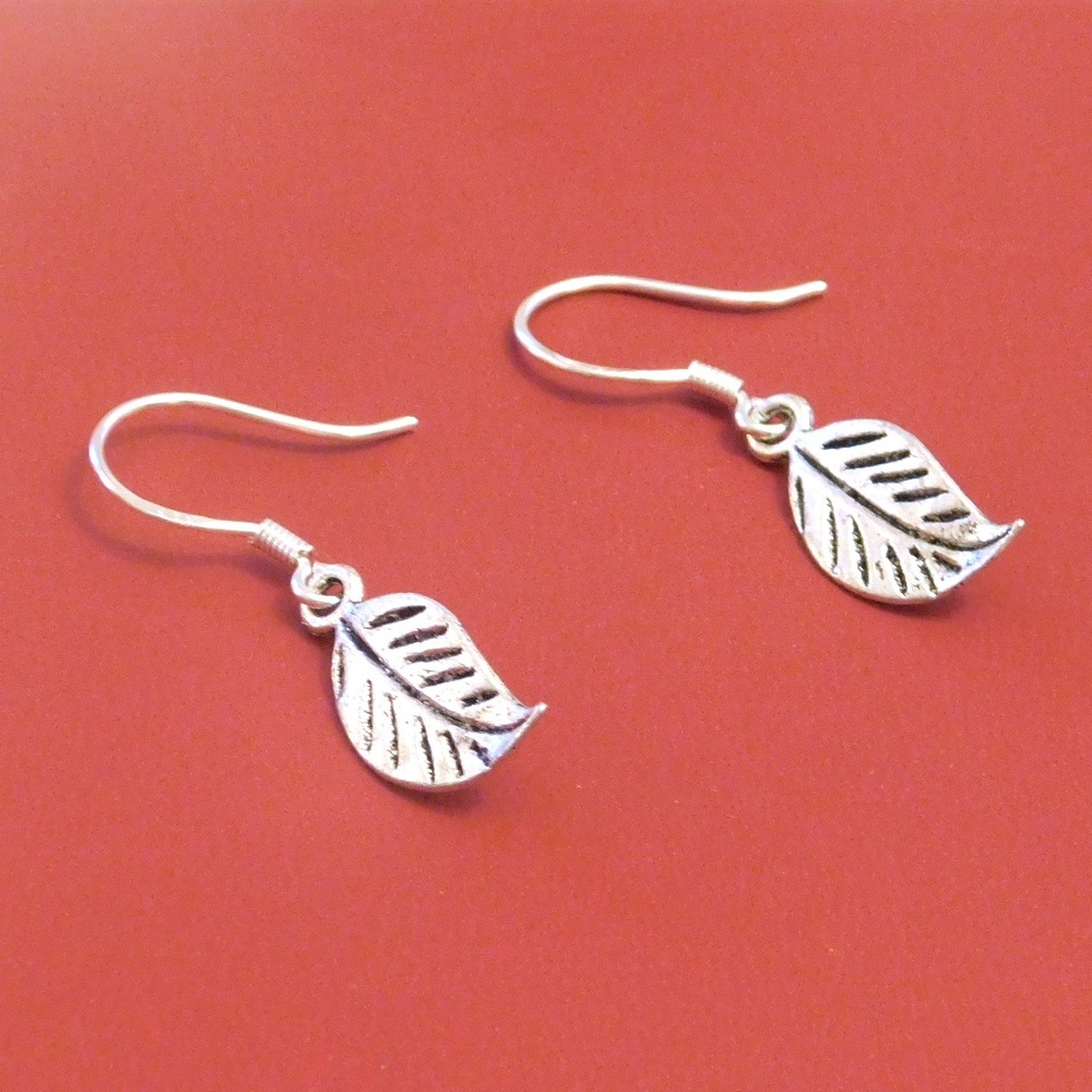 Adorable Petite Silver Leaf Pierced Earrings T112
